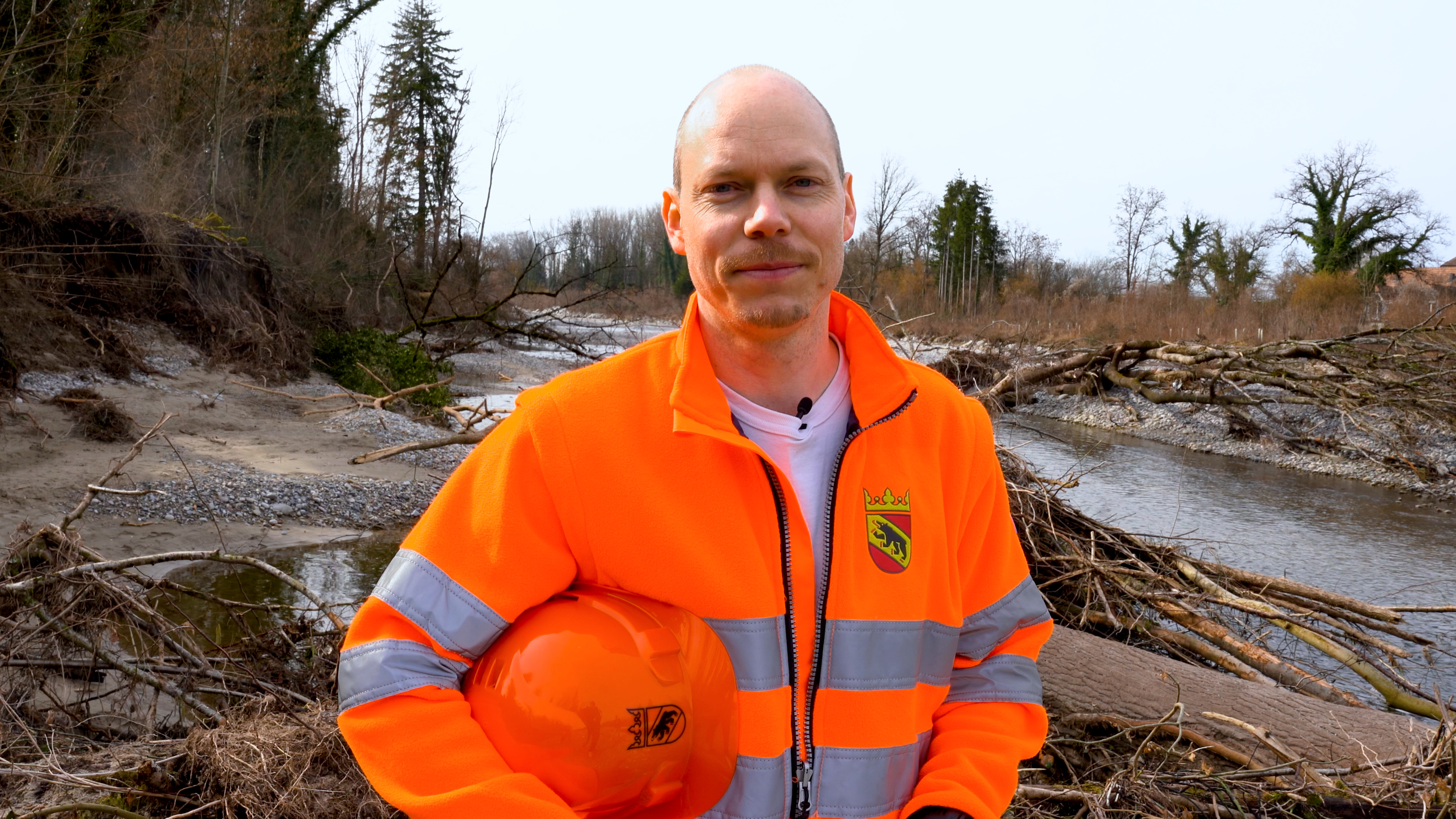 Jon Drewes, ingénieur hydraulicien, se tient dans le lit d'une rivière